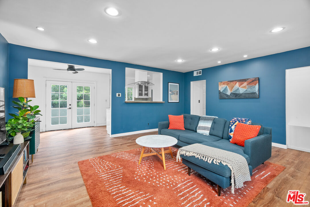 6160 Whitsett Ave Unit 10 — photo