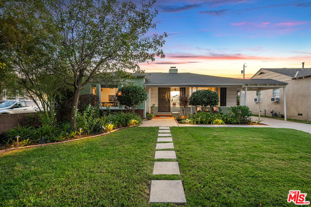 1115 N Screenland Dr — photo