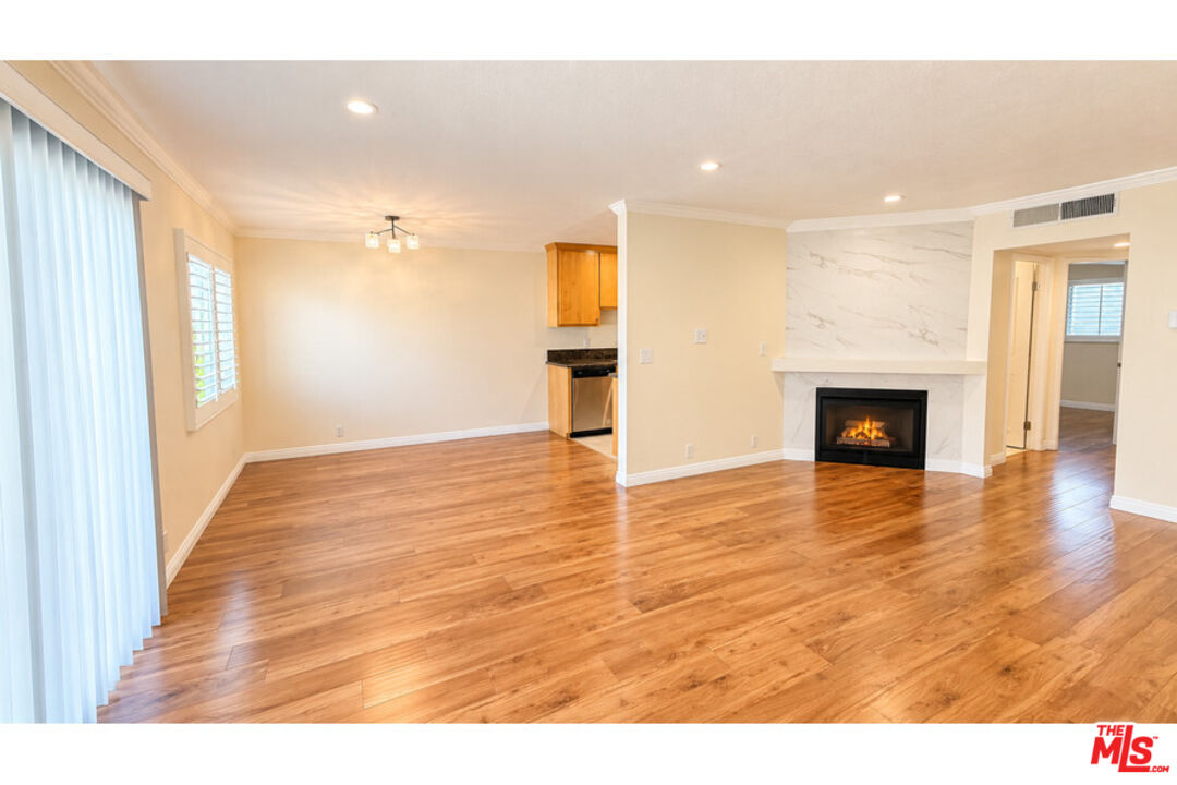 15141 Burbank Blvd Unit 203 — photo
