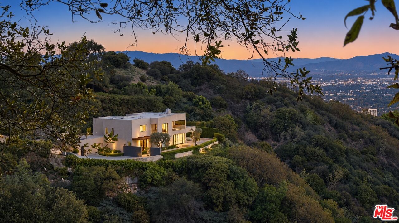 13449 Mulholland Dr — photo