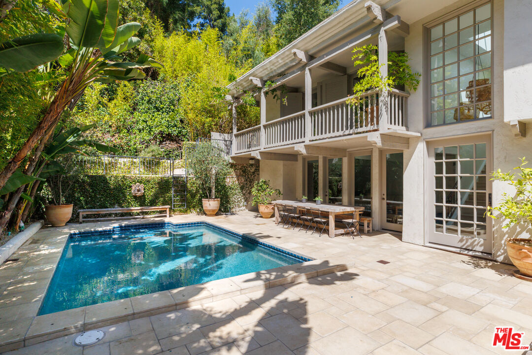 1610 Benedict Canyon Dr — photo