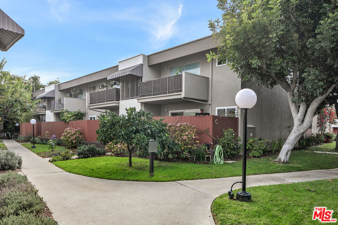 11120 Queensland St Unit B20 — photo