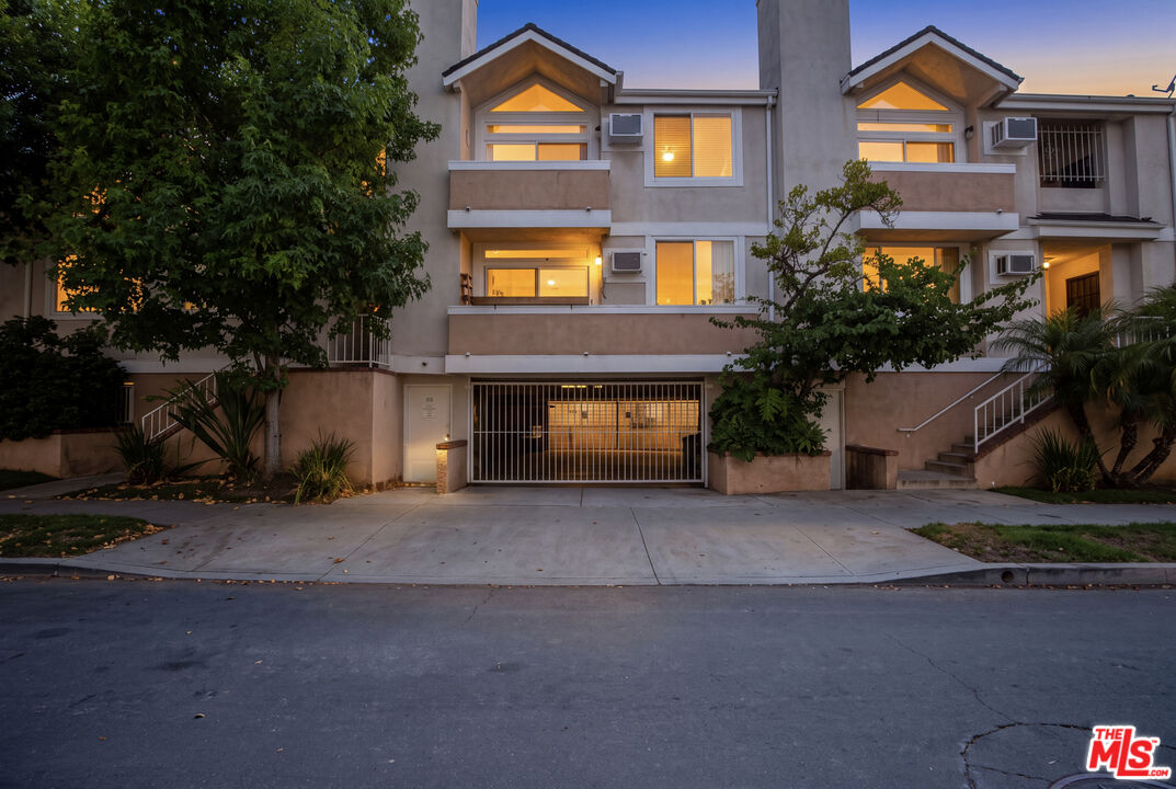9707 Charnock Ave Unit 203 — photo