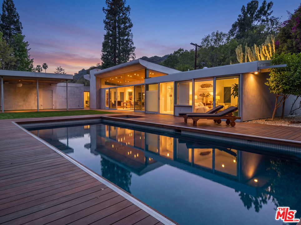 2538 Hutton Dr — photo