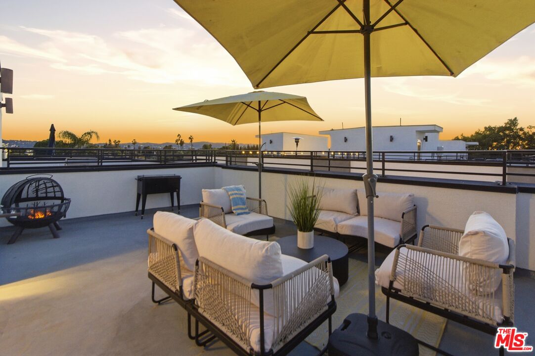 6707 N Sepulveda Blvd — photo