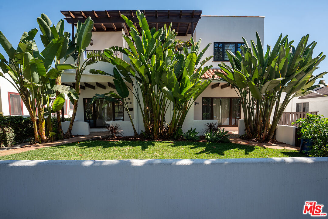1210 N Poinsettia Dr — photo
