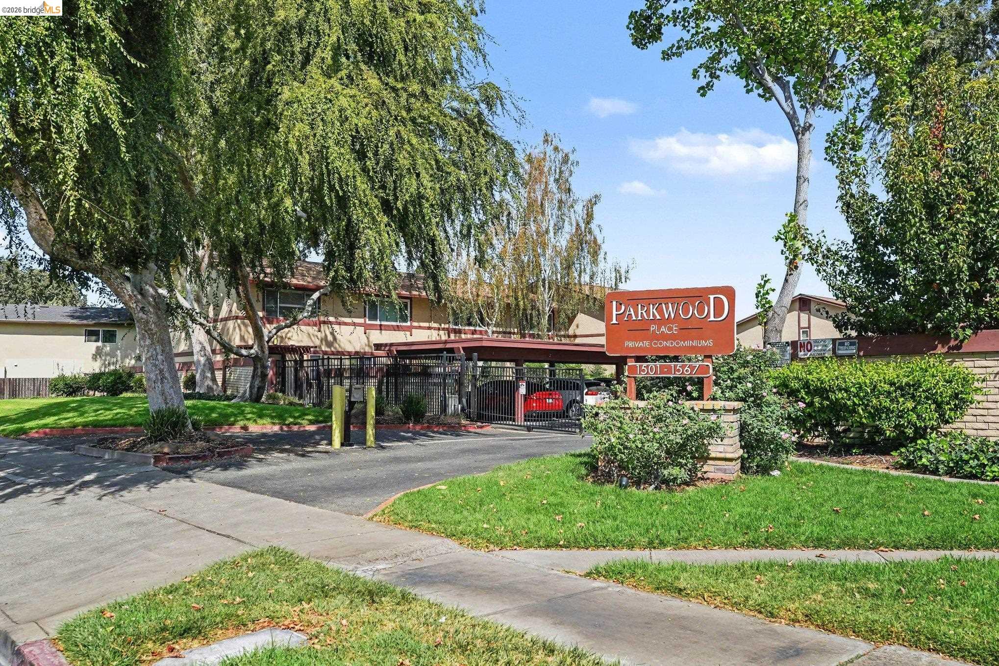 1501 Parkwood Pl — photo