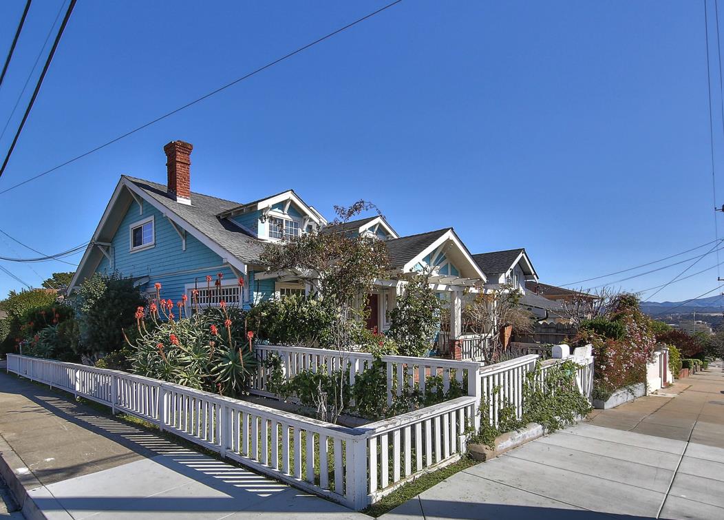 898 W Franklin St — photo