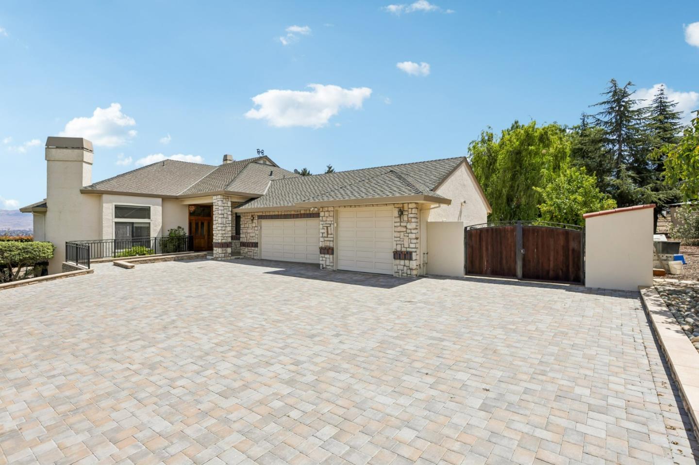 275 Nicholson Dr — photo