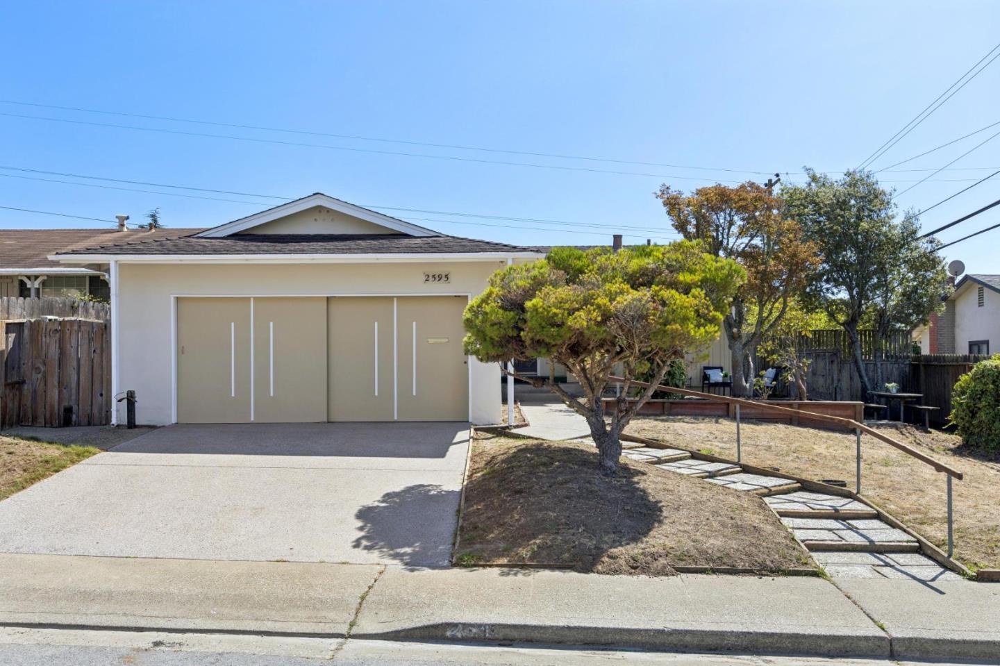 2595 Sherwood Dr — photo