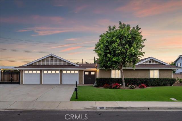 1620 Victoria Pl — photo