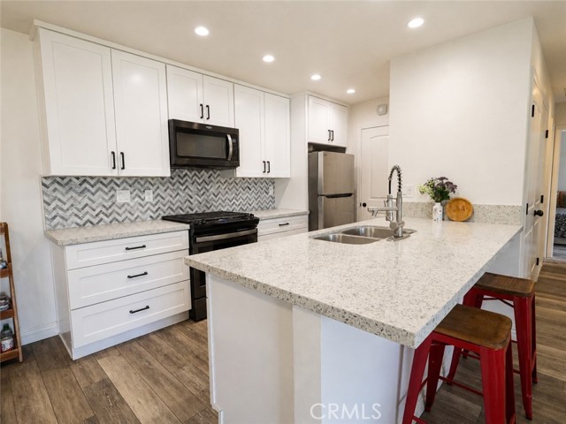 4542 Yosemite Dr — photo