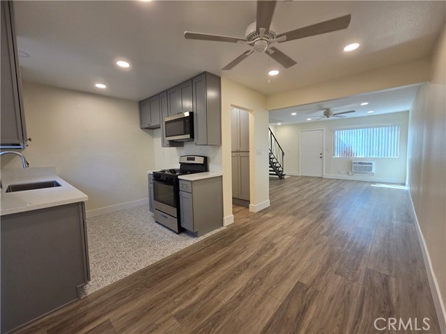 4545 Canoga St B — photo