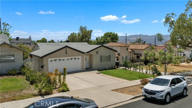 924 E Tujunga — photo