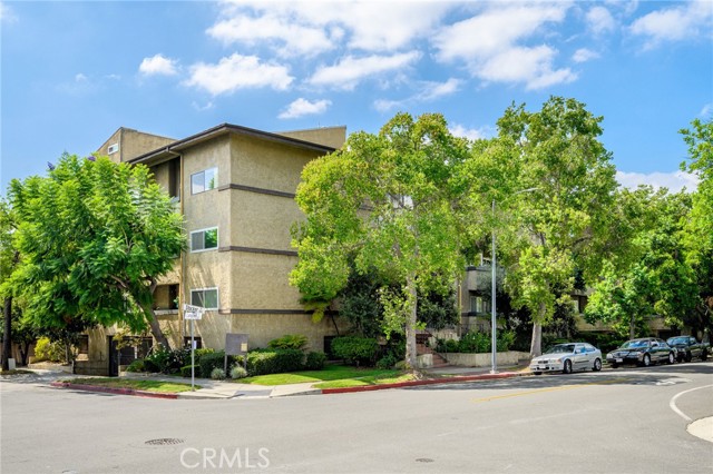 320 E Stocker 107 — photo
