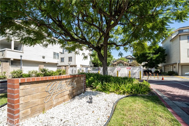 11150 Glenoaks 307 — photo
