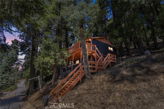 739 Lake Dr — photo