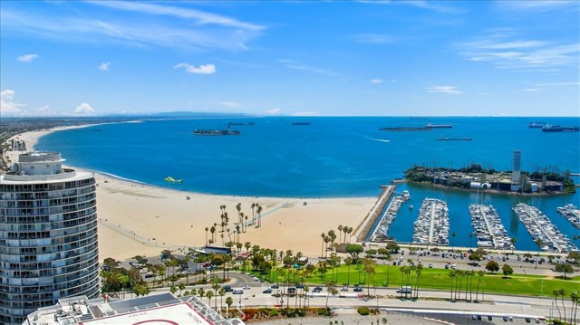 488 E Ocean 708 — photo