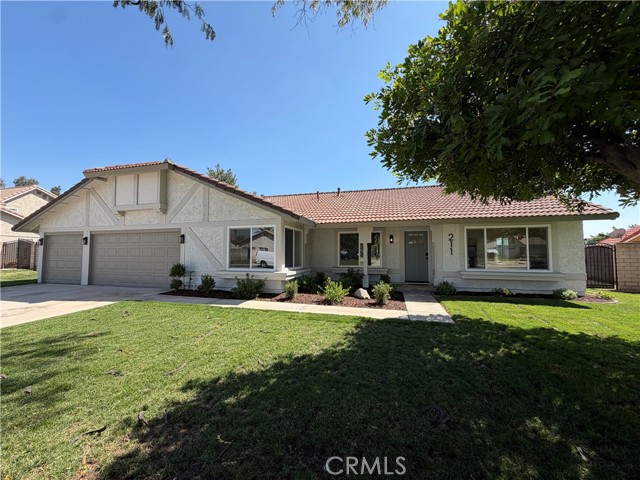 211 W Columbine Ave — photo