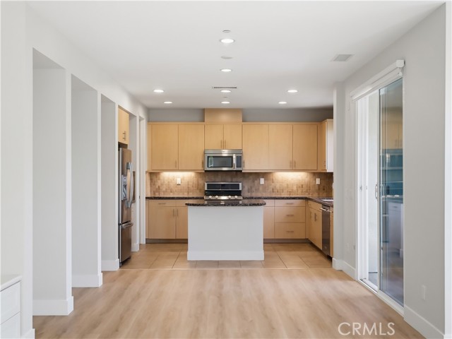 1 Vantis Dr — photo