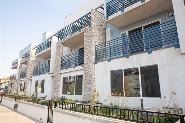 14616 Vanowen — photo