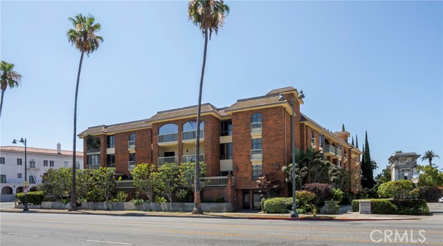 4444 Wilshire 102 — photo