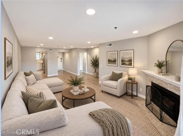 6545 Reseda 3 — photo
