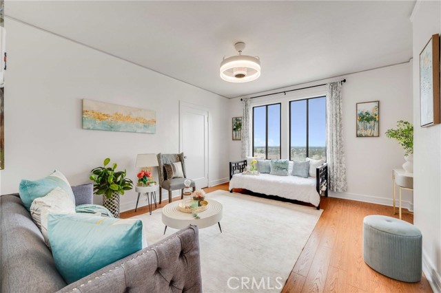 315 W 3rd 1011 — photo