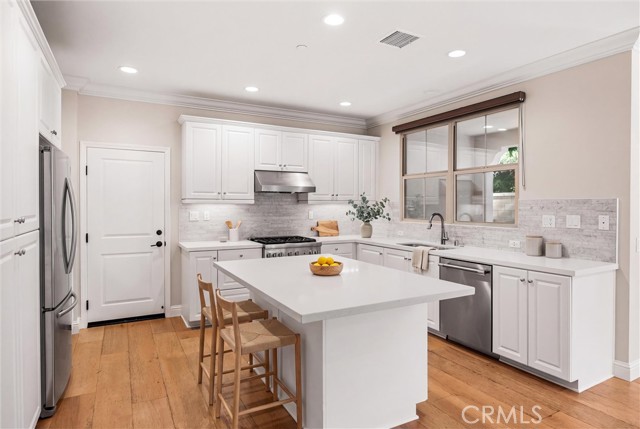 83 Henson — photo