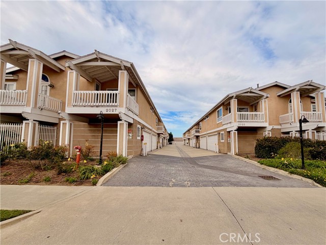2027 Artesia Blvd Unit D — photo