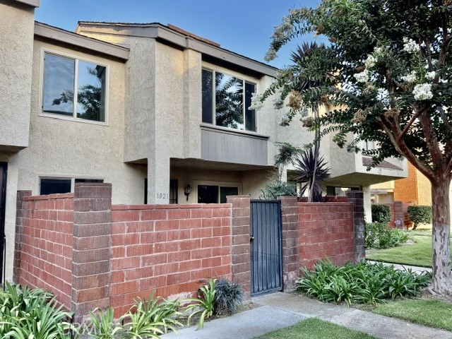 1021 W Lamark Ln — photo