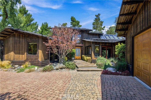 565 Chiswick Way — photo