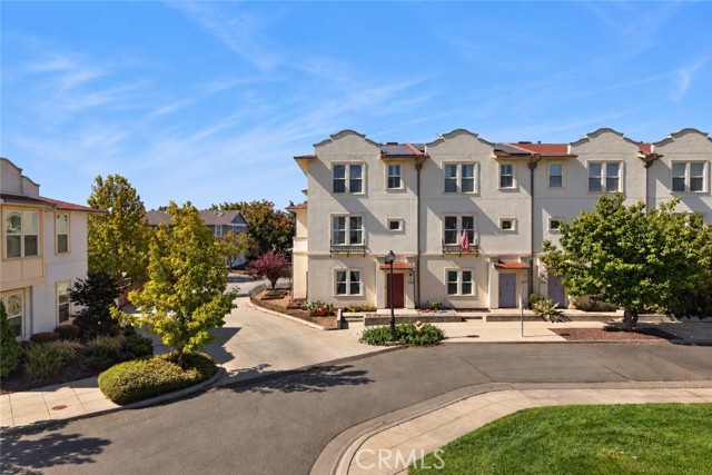 2218 Hutchinson — photo