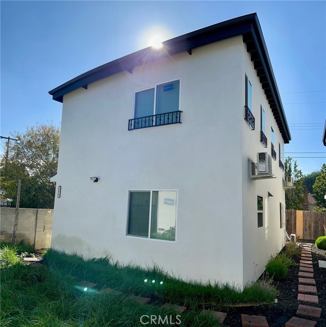 18654 1/2 Runnymede St 1/2 — photo