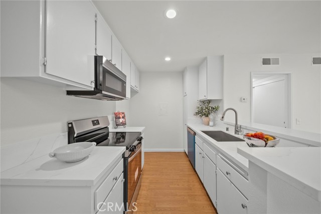 23515 Lyons 253 — photo