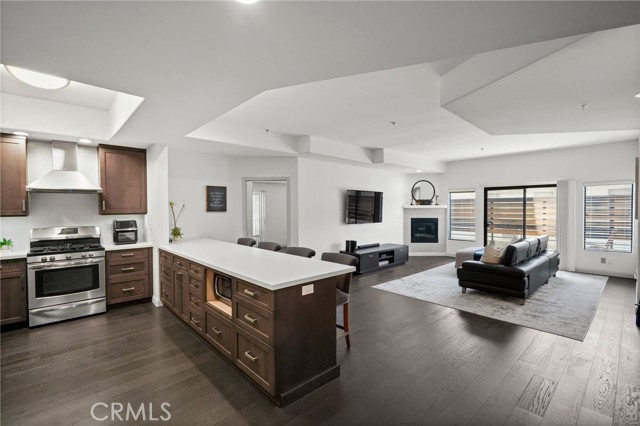 4477 Woodman Ave 202 — photo