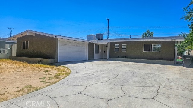 1046 W Holguin — photo