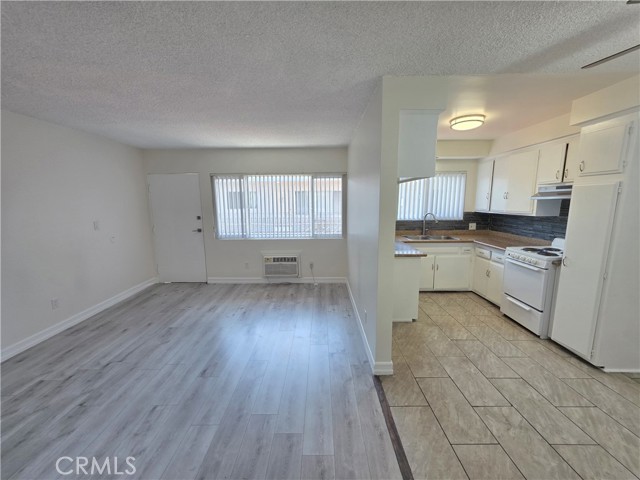 15436 Vanowen 9 — photo