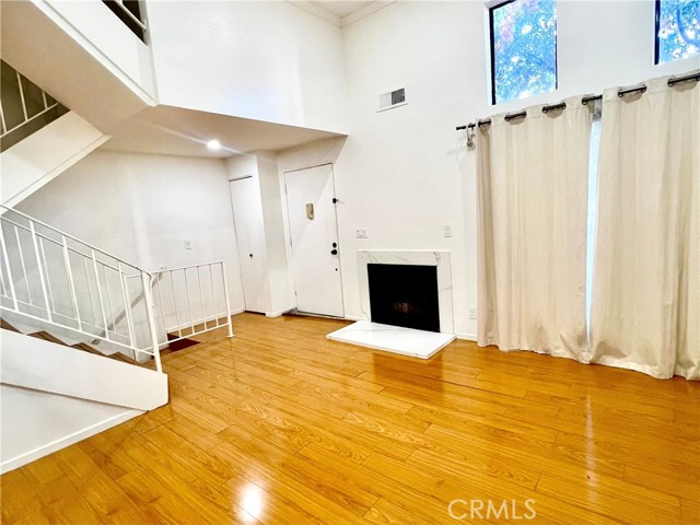 9131 Burnet Ave 23 — photo