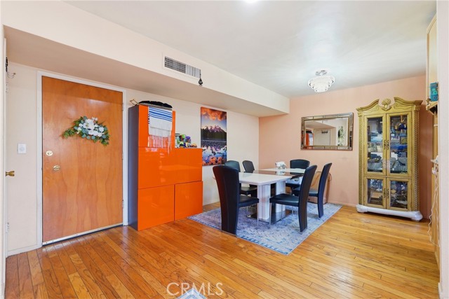 5429 Newcastle Unit 303 — photo
