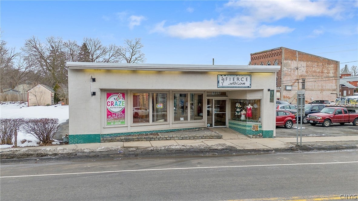 8914 N Seneca Street — photo