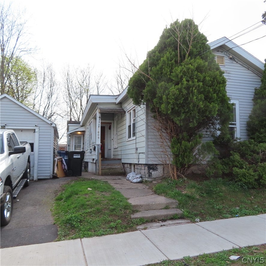 605 Carbon Street — photo