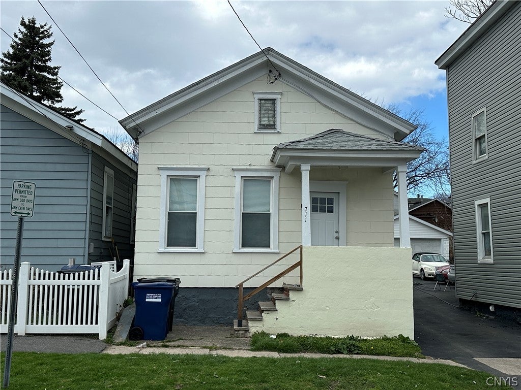 711 E Division Street — photo
