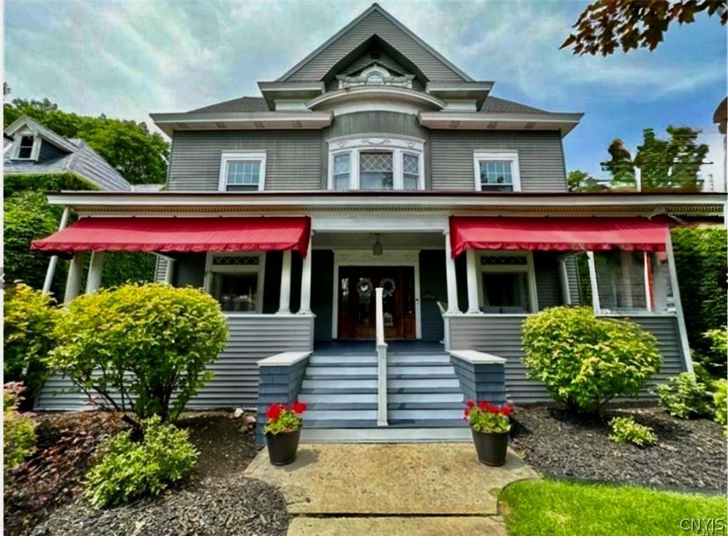 809 N George Street — photo