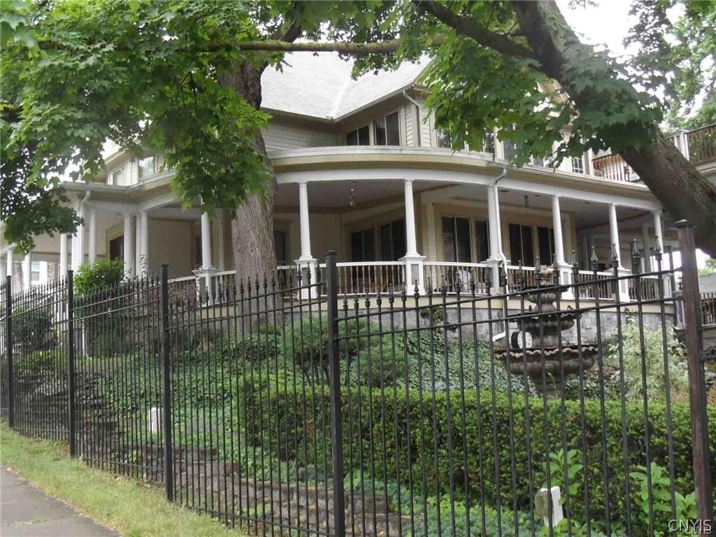 1010 Utica Street — photo