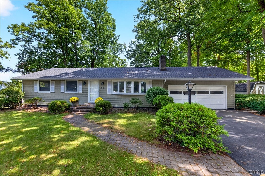 201 Oakridge — photo