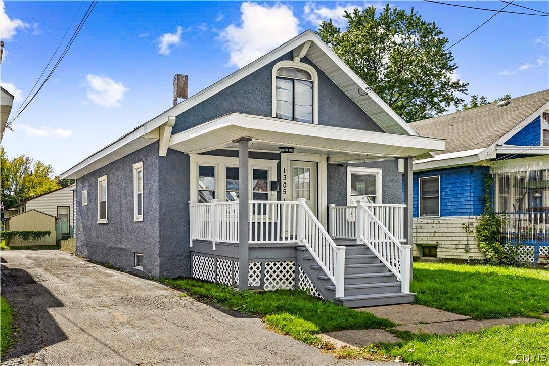 1305 Oak Street — photo