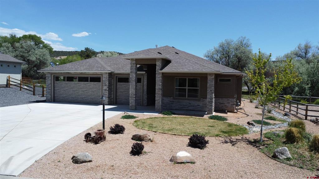545 SE Stonebridge Drive — photo