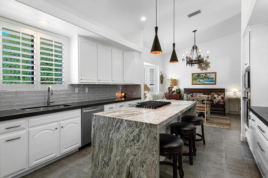 21 Mission Palms W — photo