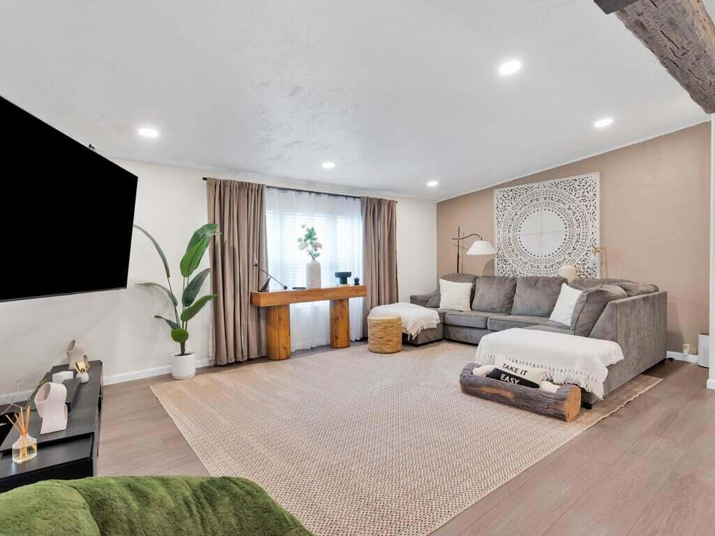 7780 Fairlane Road — photo